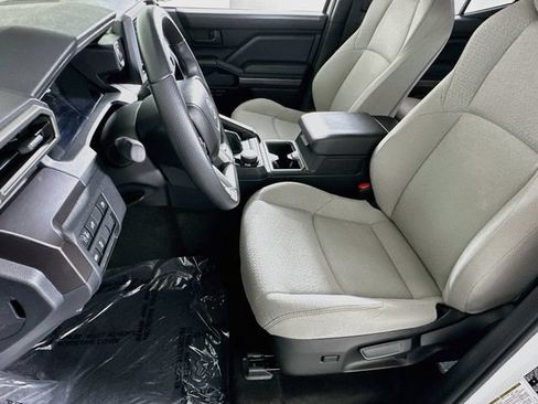 Used 2025 Toyota 4Runner SR5 AWD/4WD image 9