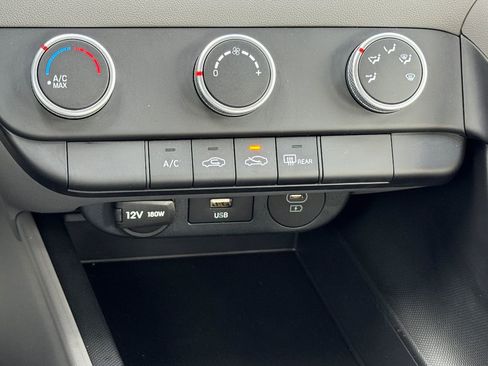 Used 2025 Hyundai Elantra SE image 16