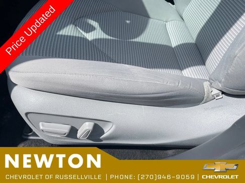 Used 2022 Toyota Highlander LE AWD/4WD image 6