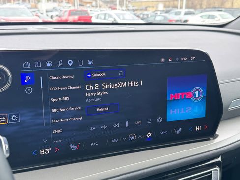 Used 2025 Chevrolet Traverse LT w/ Driver Confidence Package image 5