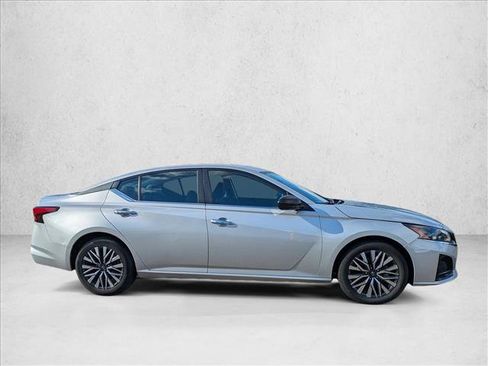 Used 2024 Nissan Altima 2.5 SV FWD image 4