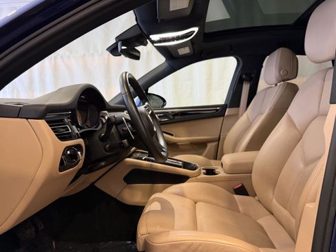 Certified 2024 Porsche Macan image 5