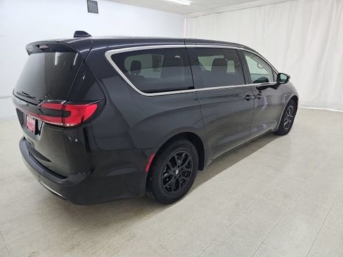 Used 2023 Chrysler Pacifica Touring-L FWD image 13