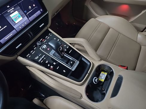 Used 2022 Porsche Cayenne image 28