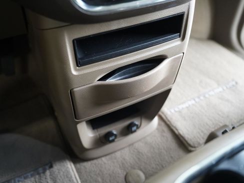 Used 2016 Chrysler Town & Country Touring image 20