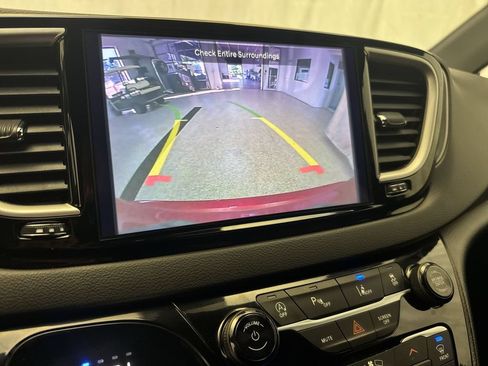 Used 2025 Chrysler Pacifica Select FWD image 16