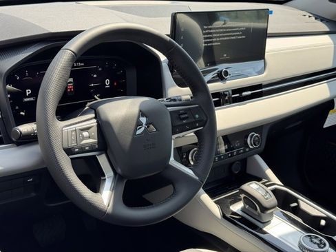 New 2025 Mitsubishi Outlander SE image 14