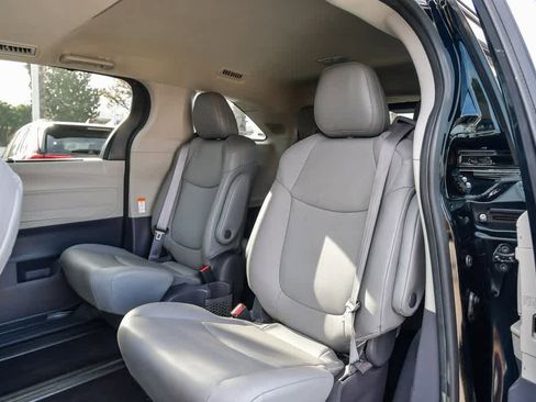 Used 2021 Toyota Sienna XLE w/ XLE Plus Package image 19
