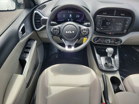 Used 2025 Kia Soul LX w/ LX Technology Package FWD image 12