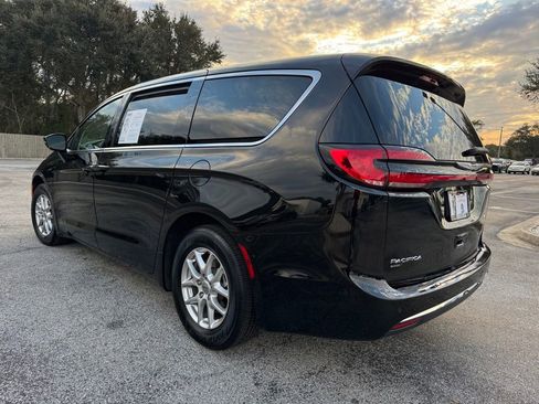 Used 2024 Chrysler Pacifica Touring-L image 6