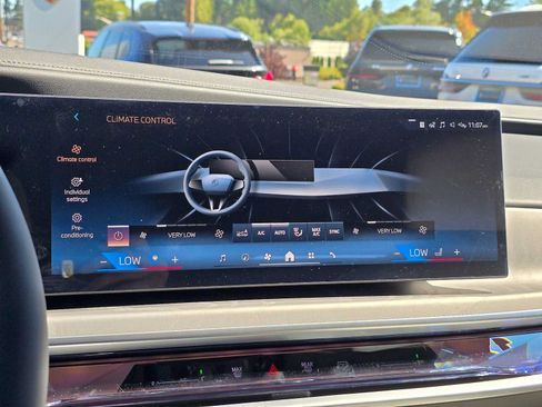 Used 2025 BMW 750e xDrive w/ Executive Package AWD/4WD image 27