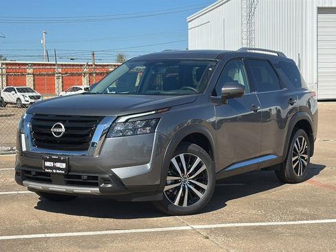 New 2025 Nissan Pathfinder Platinum image 2