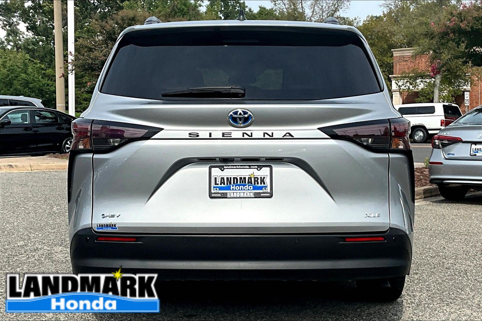 Used 2025 Toyota Sienna XLE FWD image 4