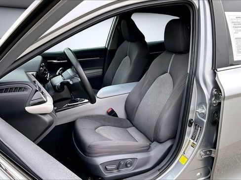 Used 2021 Toyota Camry LE image 19