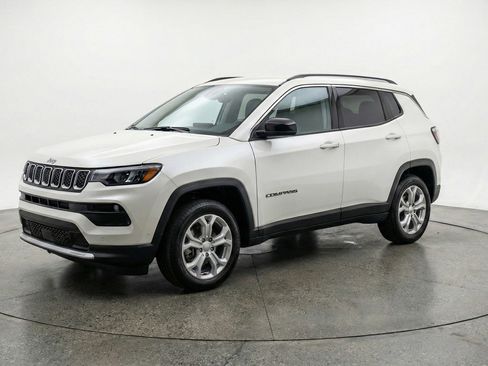 Used 2025 Jeep Compass Latitude image 3