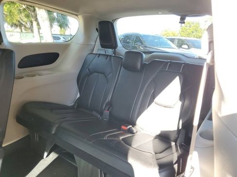 Used 2024 Chrysler Pacifica Touring-L image 17