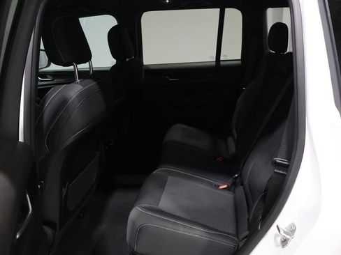 Used 2025 Jeep Grand Cherokee Laredo w/ Luxury Tech Group I image 17