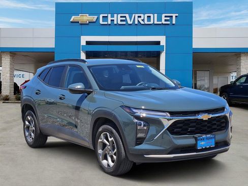 Certified 2025 Chevrolet Trax LT FWD image 1