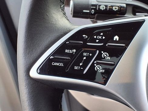 Used 2025 Mercedes-Benz GLC 300 image 9