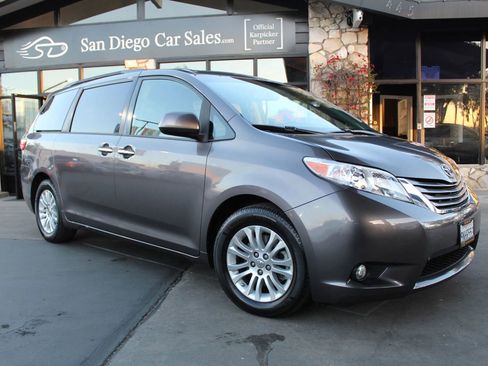 Used 2015 Toyota Sienna XLE w/ XLE Navigation Package FWD image 7