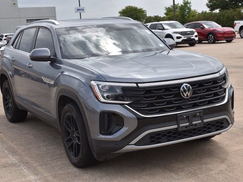 Used 2024 Volkswagen Atlas Cross Sport SE w/ Panoramic Sunroof Package FWD image 4
