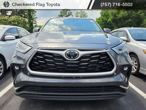 Used 2023 Toyota Highlander XLE FWD image 2
