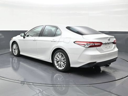 Used 2018 Toyota Camry XLE FWD image 3