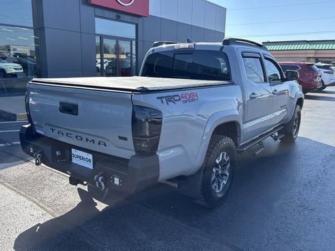 Used 2018 Toyota Tacoma TRD Sport image 3