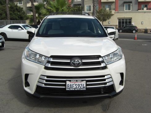 Used 2017 Toyota Highlander LE w/ Carpet Mat Package FWD image 2