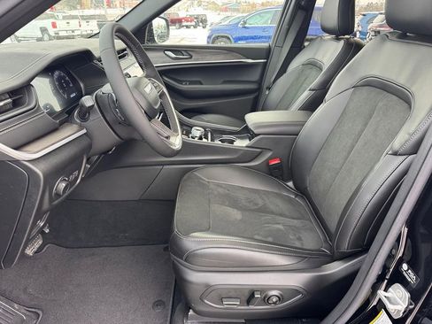 New 2026 Jeep Grand Cherokee Altitude image 9