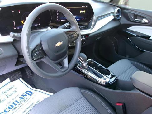 Used 2025 Chevrolet Trax LT image 12