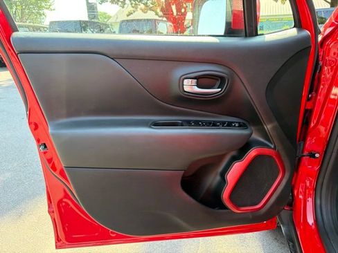Used 2022 Jeep Renegade Latitude w/ Sun/Sound Group AWD/4WD image 17