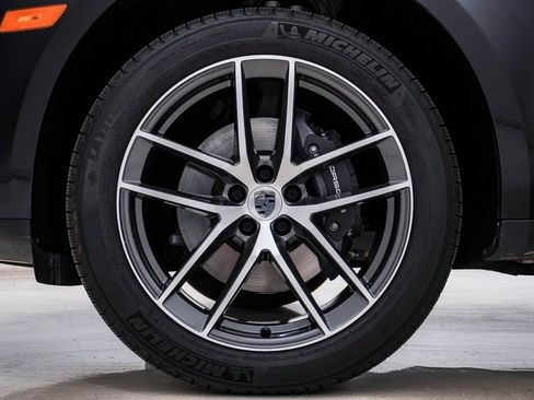 Certified 2025 Porsche Macan image 13