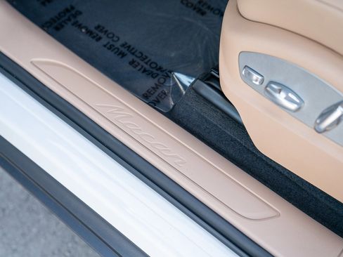 Certified 2025 Porsche Macan image 11