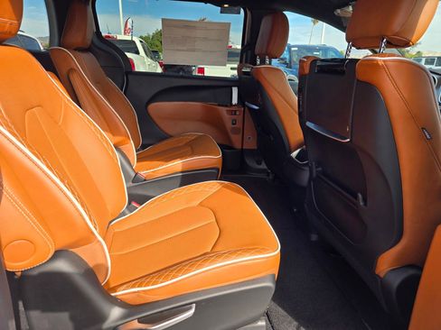 New 2026 Chrysler Pacifica Pinnacle image 13