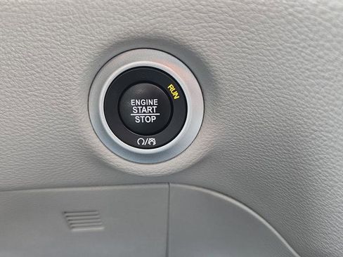 Used 2023 Chrysler Pacifica Limited image 23