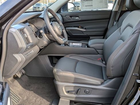 New 2025 Nissan Pathfinder SL image 11