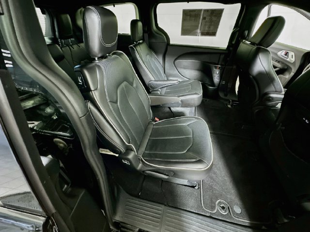 Used 2025 Chrysler Pacifica Limited FWD image 32