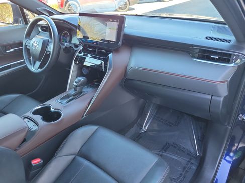 Used 2021 Toyota Venza XLE image 12