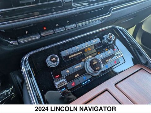 Used 2024 Lincoln Navigator Reserve image 20