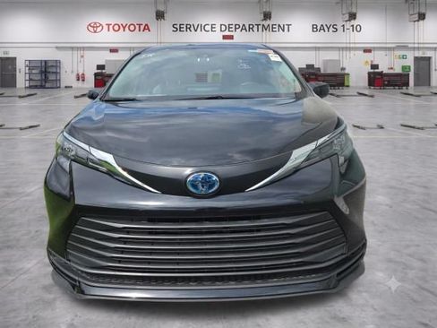 Used 2025 Toyota Sienna LE FWD image 3