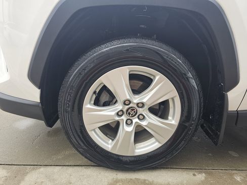 Used 2021 Toyota RAV4 XLE w/ Convenience Package image 9