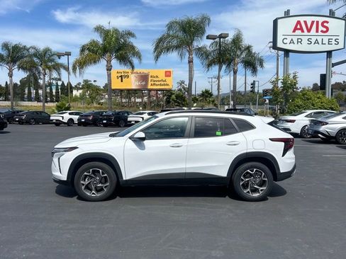 Used 2025 Chevrolet Trax LT w/ LT Convenience Package FWD image 4