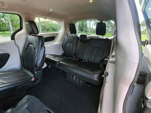 Used 2021 Chrysler Voyager Lxi FWD image 32