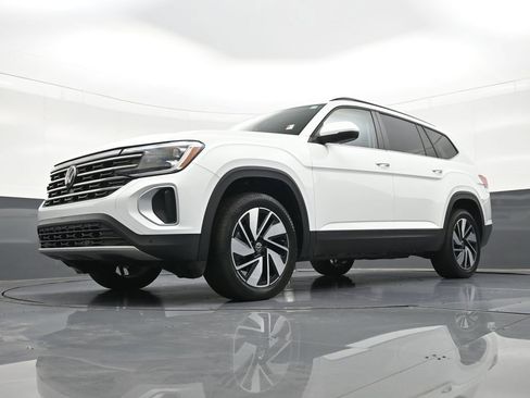 Used 2024 Volkswagen Atlas SE w/ Panoramic Sunroof Package FWD image 26