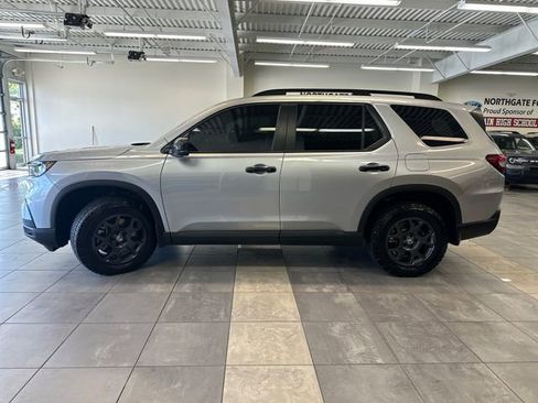 Used 2025 Honda Pilot TrailSport image 18