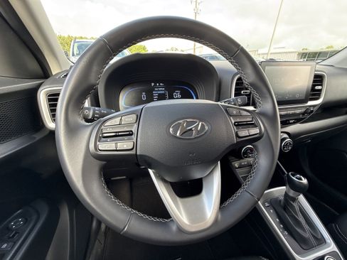 Used 2025 Hyundai Venue SEL FWD image 13