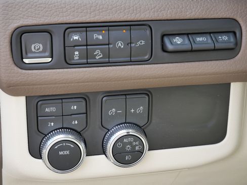 Used 2021 GMC Yukon Denali w/ Denali Premium Package image 19