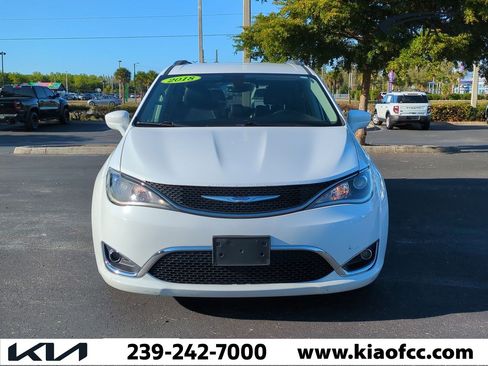 Used 2018 Chrysler Pacifica Touring-L Plus image 3