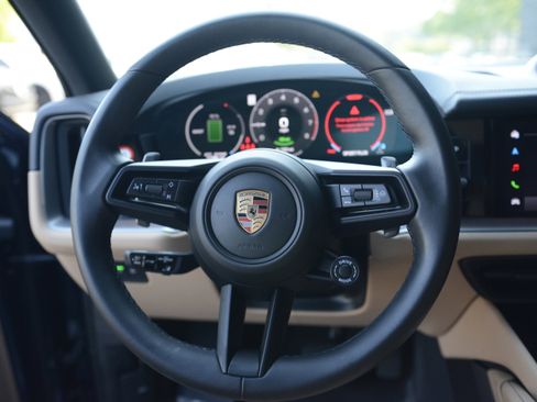 Certified 2025 Porsche Cayenne Coupe AWD/4WD image 16